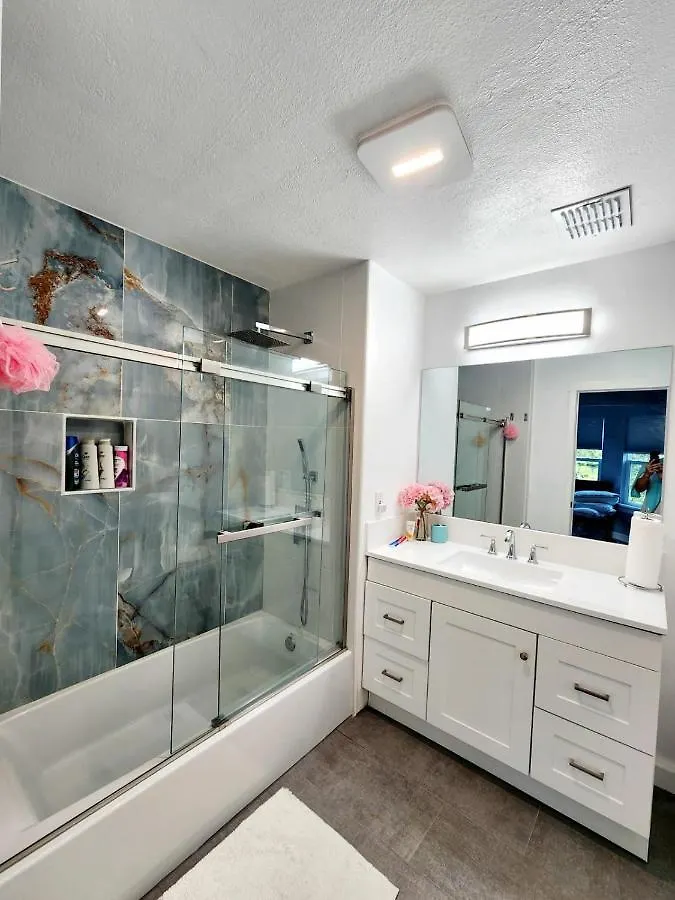 Spacious Bedroom With Private Workspace, Ensuite Bathroom - Room# 1 In Shared House No Pet Orlando